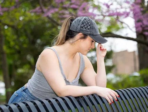 Vista 8 de Funky Junque - Gorra para mujer, entrecruzada, diseño desgastado, se puede usar con coleta o chongo
