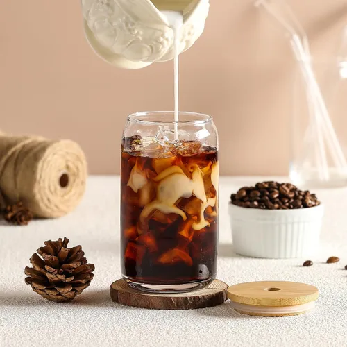 Vista 7 de [Juego de 12 piezas] Vasos de vidrio con tapas de bambú y popote de vidrio, vasos para beber en forma de cerveza, vasos de café helado de 16 onzas