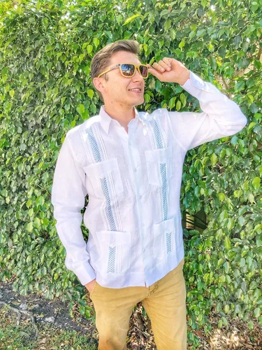Vista 2 de Guayabera - Funda larga para hombre, 100% lino, estilo clásico, 4 bolsas y Tucks blanco con detalles finos en azul cielo.