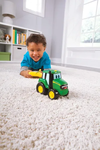Vista 4 de Tomy John Deere - Juguete de tractor Johnny con control remoto, color verde