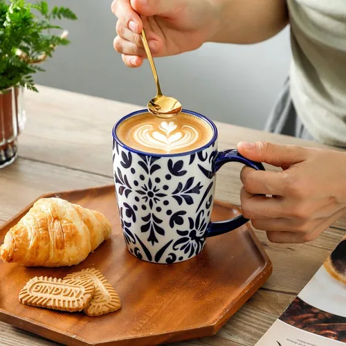 Vista 6 de HASENSE Tazas de café de 15 onzas, juego de 4 tazas de café de cerámica con patrones florales azules y blancos, juego de tazas de porcelana