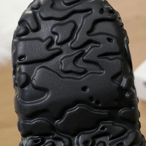 Vista 7 de SECHRITE Zuecos con forro de piel para hombre, pantuflas de invierno mullidas de ancho ancho con plantilla acolchada, zapatos cálidos para casa