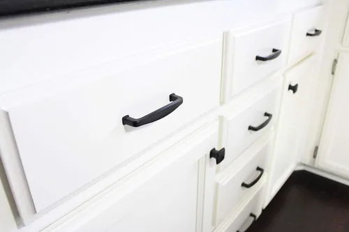 Vista 3 de Formosa Design Hardware - Paquete de manijas y perillas negras para gabinetes de estilo variado (5 orificios centrales de 6.25 pulgadas/6.299 in)