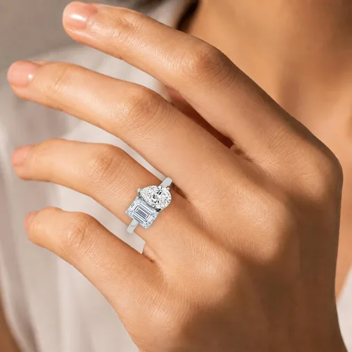 Vista 6 de Anillo de compromiso de oro y diamante Houston Diamond District, diseño de infinito retorcido, con centro redondo de corte brillante I-J I2 Platinado