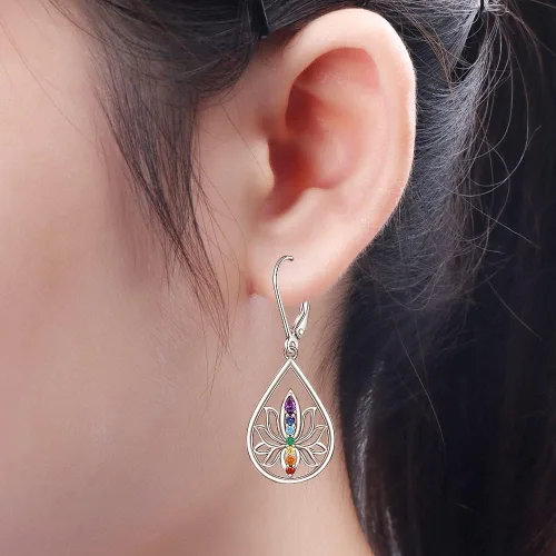 Vista 3 de Aretes de Halloween con diseño de murciélago y esqueleto, cardenal, colibrí, zorro, abeja, día de San Patricio, trébol, gato negro, 7 chakras, vaca