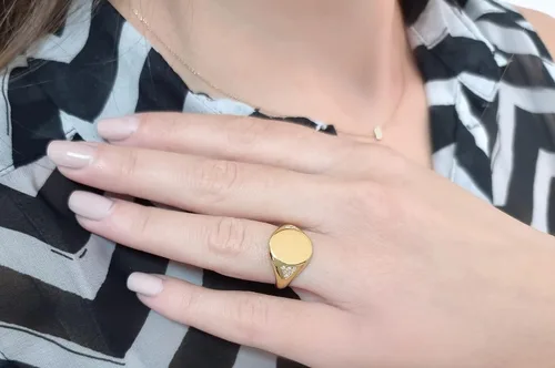 Vista 2 de Elegante joyero para mujer, anillo chevalier de diamantes en oro macizo de 9k, 14k y 18k, personalizado con iniciales, anillo de símbolo