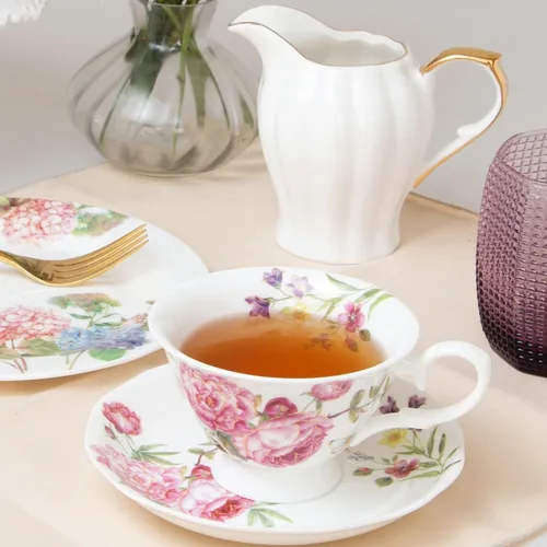 Vista 3 de Gracie Bone China Climbing Roses - Taza de té y platillo de 8 onzas (juego de 2), rosa