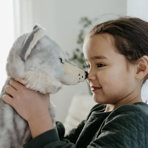 Vista 5 de The Petting Zoo Peluche de lobo, regalos para niños, animales salvajes del zoológico Onez, juguete de peluche de lobo gris de 12 pulgadas