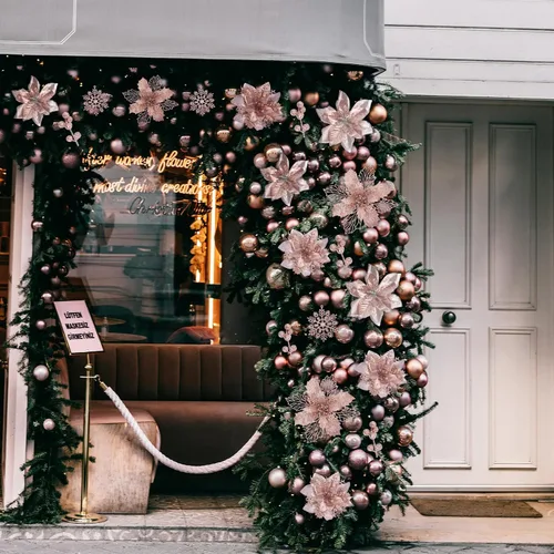 Vista 6 de BSMYBO 59 piezas 6 estilos de flores de Pascua artificiales para árbol de Navidad, adornos de Navidad en color oro rosa con tallos de bayas, copos