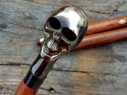 Vista 2 de Bastón de madera con calavera de latón antiguo, con mango de calavera de latón, bastón de madera para unisex y artículo de regalo en 3 pliegues