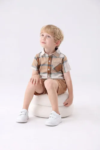 Vista 4 de Feidoog Paquete de 2 camisas a cuadros de manga corta con botones para bebés y niños pequeños Marrón+azul oscuro