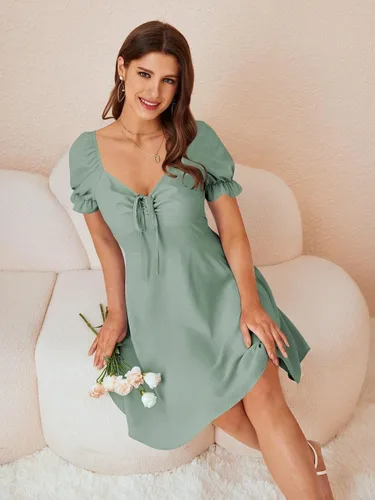 Vista 5 de WDIRARA Vestido corto de verano acampanado con cuello corazón y cordón frontal para mujer 2023