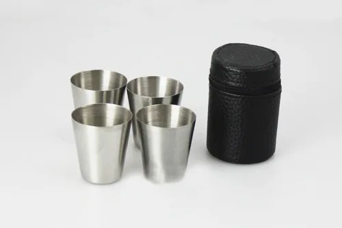 Vista 2 de Yueton® Juego de 4 vasos de chupito de acero inoxidable con estuche de transporte de cuero negro (1.0 fl oz)
