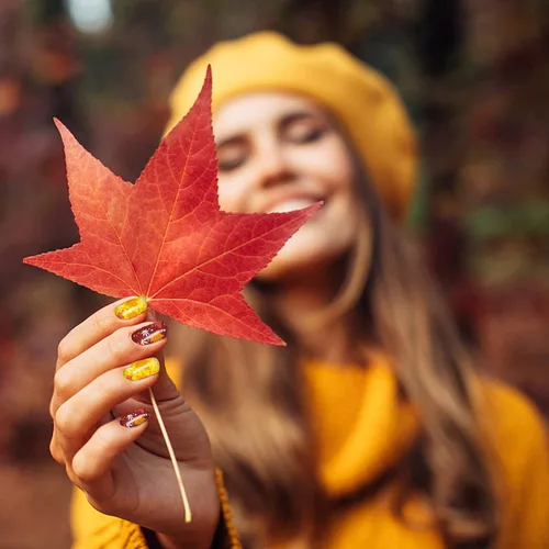 Vista 3 de 12 hojas de calcomanías completas de otoño, tiras de esmalte de uñas de otoño, calcomanías autoadhesivas de arte de uñas de hoja de arce con 2 limas