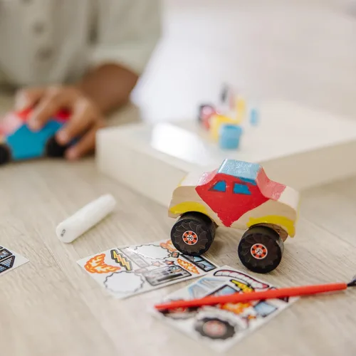 Vista 8 de Coche de carreras DYO de Melissa & Doug.