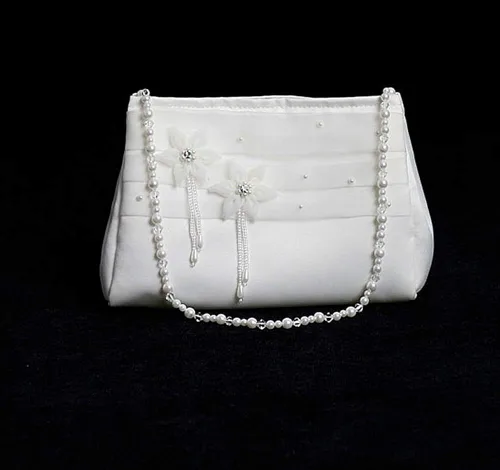 Vista 2 de Bolso de satén blanco para primera comunión con diseño de perlas y cruz