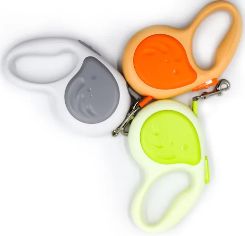 Vista 3 de Correa retráctil para perro con cinta de nailon fuerte sin enredos de 360°, diseño antiestallido, freno con una sola mano y mango antideslizante