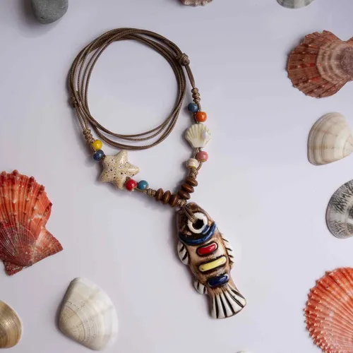 Vista 2 de Collar de cuentas de cerámica hecho a mano con colgante de pescado