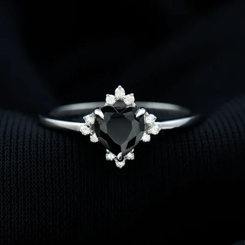 Vista 2 de Anillo de promesa de ónix negro con forma de corazón certificado con moissanita 1 pieza Calidad AAA