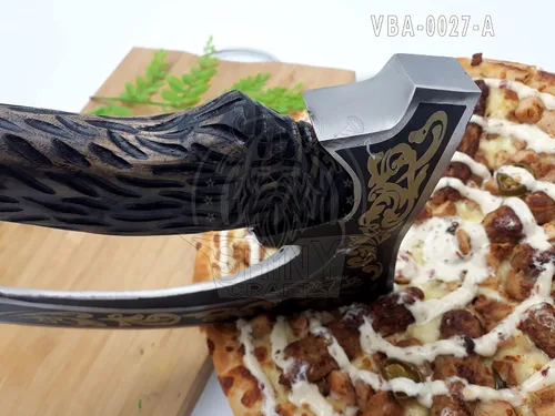 Vista 6 de SHINY CRAFTS® Hacha Cortadora de Pizza Vikinga – Hoja de Acero al Carbono con Grabado Negro y Funda – Auténtico Regalo Medieval para Él, Hacha