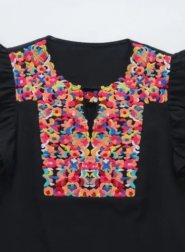 Vista 6 de KYLASIEN Vestido de verano casual bohemio con cuello en V para mujer, bordado floral, con volantes, hombros y volantes, estilo bohemio