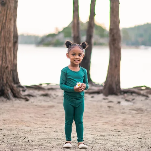 Vista 2 de Juego de pijama para bebé KYTE Baby pijama para niños pequeños hecho de material de rayón de bambú suave