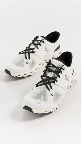Vista 4 de ON Zapatos deportivos Cloud X Shift para mujer, Marfilnegro