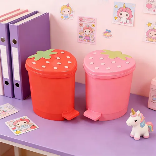 Vista 3 de Bote de Basura de Fresa, Bote de Basura de Plástico Lindo de 1 Galón para Escritorio Kawaii Pequeño Bote de Basura de Fresa para Dormitorio con 2
