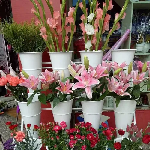 Vista 4 de U&Q - Soporte de metal para 3 plantas con ruedas, moderno estante para plantas con cubo de flores, soporte de exhibición de flores para interiores