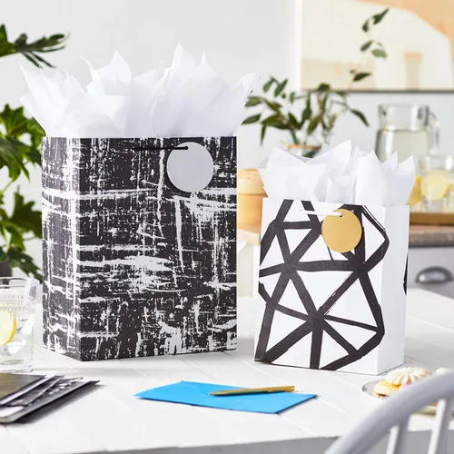 Vista 2 de Hallmark Surtido de bolsas de regalo en blanco y negro (8 bolsas: 4 medianas 9", 4 grandes 13") para el día de San Valentín, bodas, graduaciones