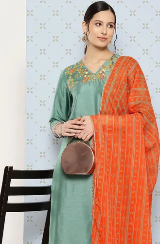 Vista 4 de Janasya Kurta de seda crepé verde salvia india bordada con pantalón y dupatta para mujer