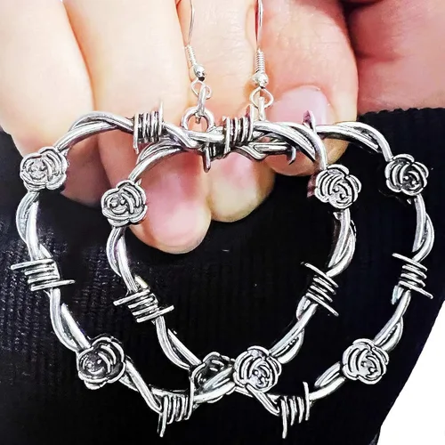 Vista 2 de Aretes de aro góticos de alambre de púas para mujer, aretes góticos de corazón negro, aretes punk grandes y gruesos, aretes colgantes grandes, Zinc