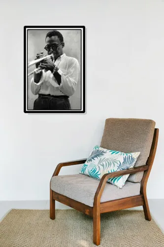 Vista 3 de Artist Unknown Póster de Miles Davis, con lentes de sol, tocando la trompeta, jazz