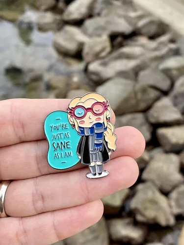 Vista 7 de ThePinkiePin Lovegood Luna - Pin esmaltado Con 2 embragues de mariposa Pin de solapa para mochilas, mujeres, colección y exhibición Mercancía