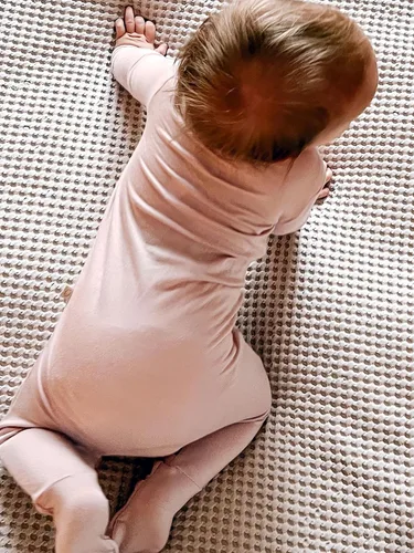 Vista 58 de GUNAMUNA Pijama unisex convertible ultrasuave para bebé, mameluco con cremallera para pañales, recién nacido a 24 meses