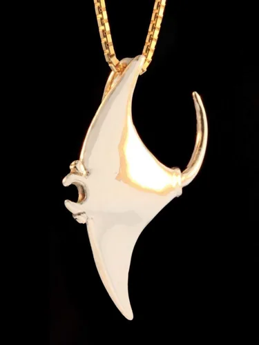 Vista 2 de Manta Ray Ocean Collar Colgante de 14 quilates con dije de mantarraya de oro