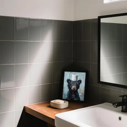 Vista 5 de Arte de pared de lienzo enmarcado para baño con oso negro tierno, decoración divertida para baño con animales, adorable oso con papel higiénico