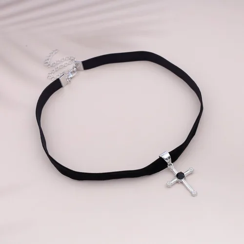 Vista 3 de TseanYi Gargantilla de terciopelo negro con colgante de cruz plateada, collar de terciopelo con cruz gótica, collar corto de ante crucifijo, collar