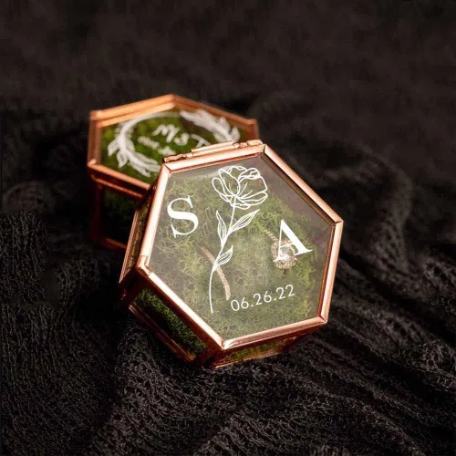 Vista 6 de Getname Necklace Caja de anillo de vidrio hexagonal personalizada con musgo para ceremonia de boda, caja de anillo de compromiso de cumpleaños