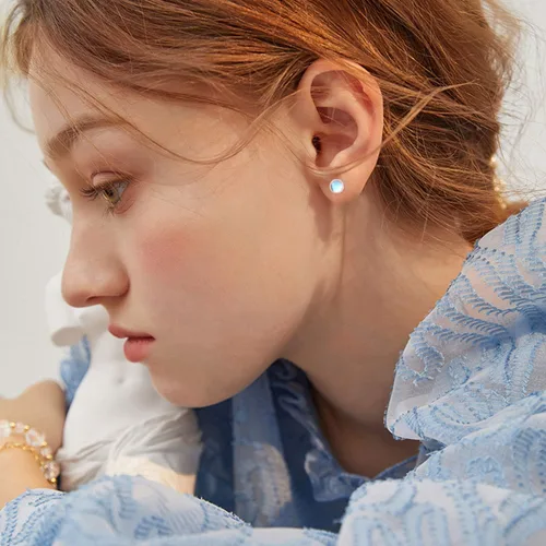 Vista 4 de Aretes para orejas sensibles, aretes de piedra lunar sintética, aretes redondos de plata de ley para mujer