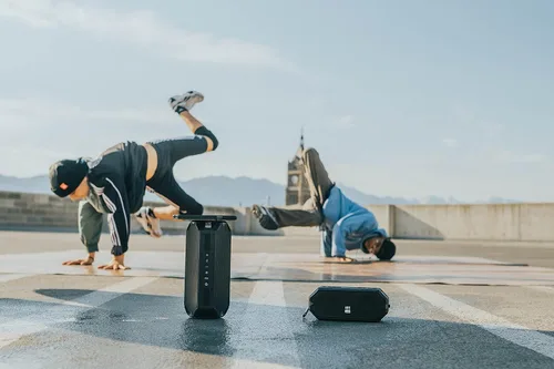 Vista 4 de Altec Lansing - Altavoz Bluetooth portátil inalámbrico HydraBlast, impermeable IP67 para fiestas, altavoces recargables USB C para exteriores