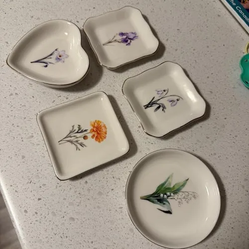 Vista 5 de UrbanNEST Plato personalizado para baratijas de flores de nacimiento, soporte para anillos de acuarela personalizado, para ella, regalo de boda