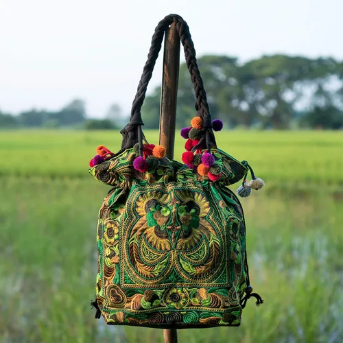 Vista 4 de changnoi Bolsa de mano con cordón hecho a mano, bolsa de compras bordada Hmong Tribes