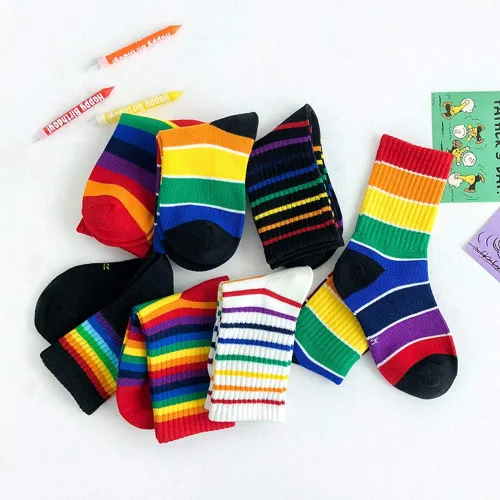 Vista 4 de EIAY Shop Calcetines de algodón con rayas arcoíris para niños y niñas grandes