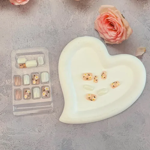 Vista 3 de Lindas uñas a presión de flores, color blanco leche, cuadradas, flores pequeñas, acrílicas, primavera/verano, puntas florales, uñas artificiales