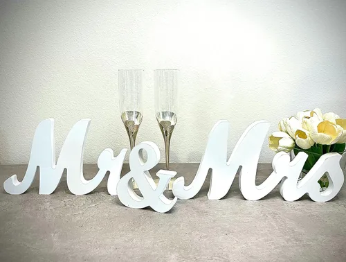Vista 11 de Letrero de madera con texto en inglés "Mr & Mrs" para decoración de boda para mesa de recepción de novios. Letras de madera para centros de mesa