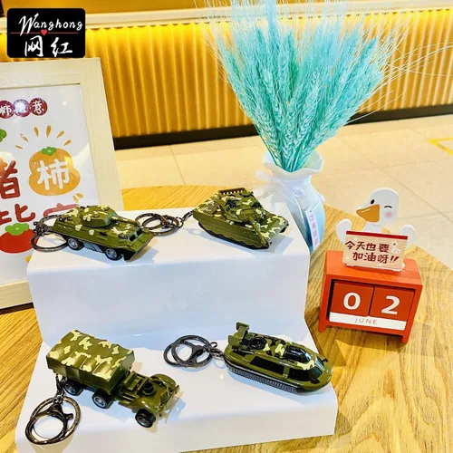 Vista 4 de Sunfans Llavero creativo y genial para hombres y niños, diseño de camuflaje militar, vehículo blindado, modelo submarino, llavero, colección