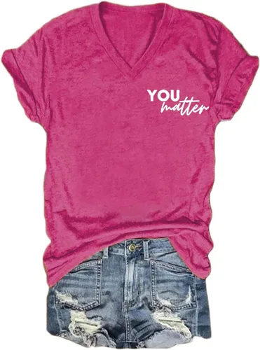 Vista 2 de Camiseta con texto en inglés You Matter to The Person Behind Me, You are Amazing Beautiful and Suficiente, camiseta casual con cuello en V para mujer