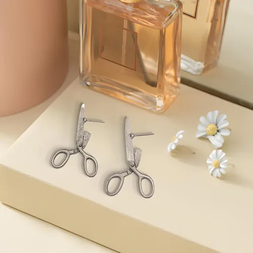 Vista 4 de Estilo vintage Tijeras Stud Pendientes para las mujeres Funky Gothic Shears Pendientes de diseño único Joyería Creativa Regalo Dorado/Plata