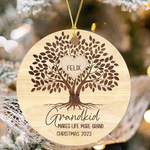 Vista 3 de Árbol de Navidad personalizado para abuelos y nietos 2023, un nieto hace la vida más grandioso, adorno personalizado con nombre y texto, adornos